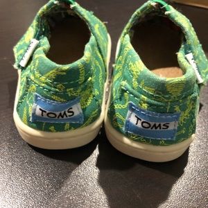 Infant green dinosaur Toms 💚